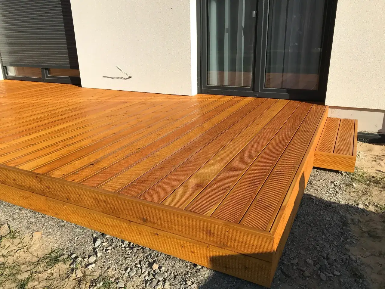 Zdjęcie Jak malować deski tarasowe – uniknij najczęstszych błędów i ciesz się trwałością