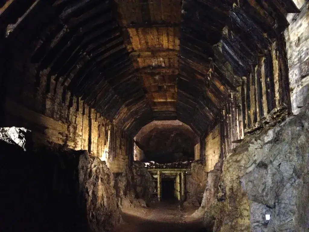 Zdjęcie Sztolnie na Dolnym Śląsku: historia, zwiedzanie i tajemnice podziemnych tras