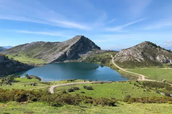 Zdjęcie Horarios y precios del autob&uacute;s a los Lagos de Covadonga para tu visita