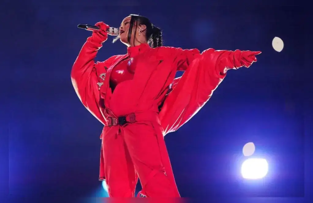Zdjęcie Rihanna wyjawia ciążę podczas finału Super Bowl. {To nie było planowane}