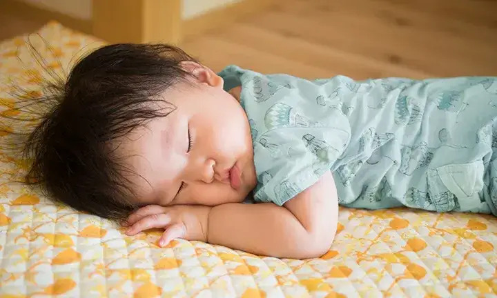 Zdjęcie Od kiedy dziecko może spać na brzuchu? Bezpieczne praktyki snu