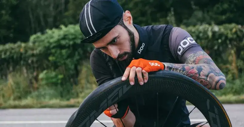 Zdjęcie Czy czapka kolarska jest niezbędna? Korzyści i funkcje dla rowerzystów