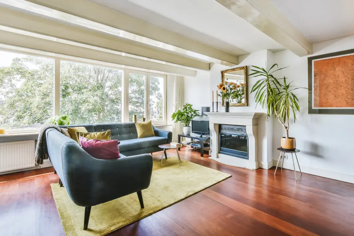 Zdjęcie Jak urządzić duży salon z kominkiem, by stworzyć przytulną przestrzeń