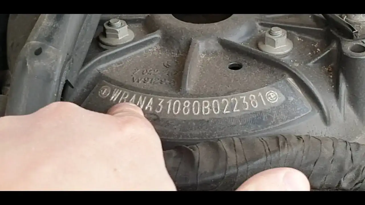 Zdjęcie Gdzie jest kod silnika BMW E60? Odkryj ukryte miejsca i ważne informacje