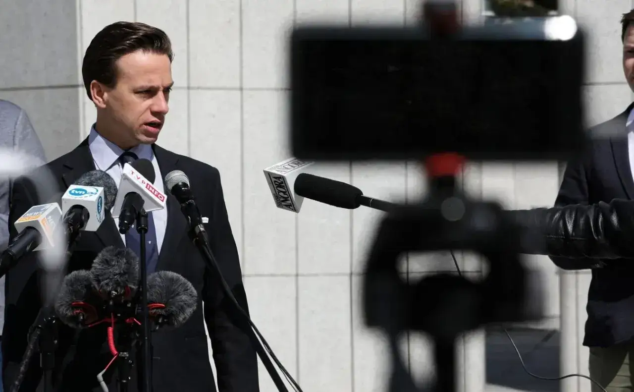 Zdjęcie Czy Bosak ma studia? Prawda o jego wykształceniu i wyborach