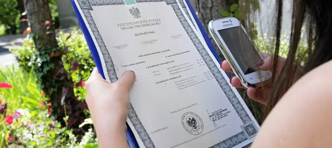Zdjęcie Ile kosztuje odpis świadectwa maturalnego? Uniknij niepotrzebnych wydatków!