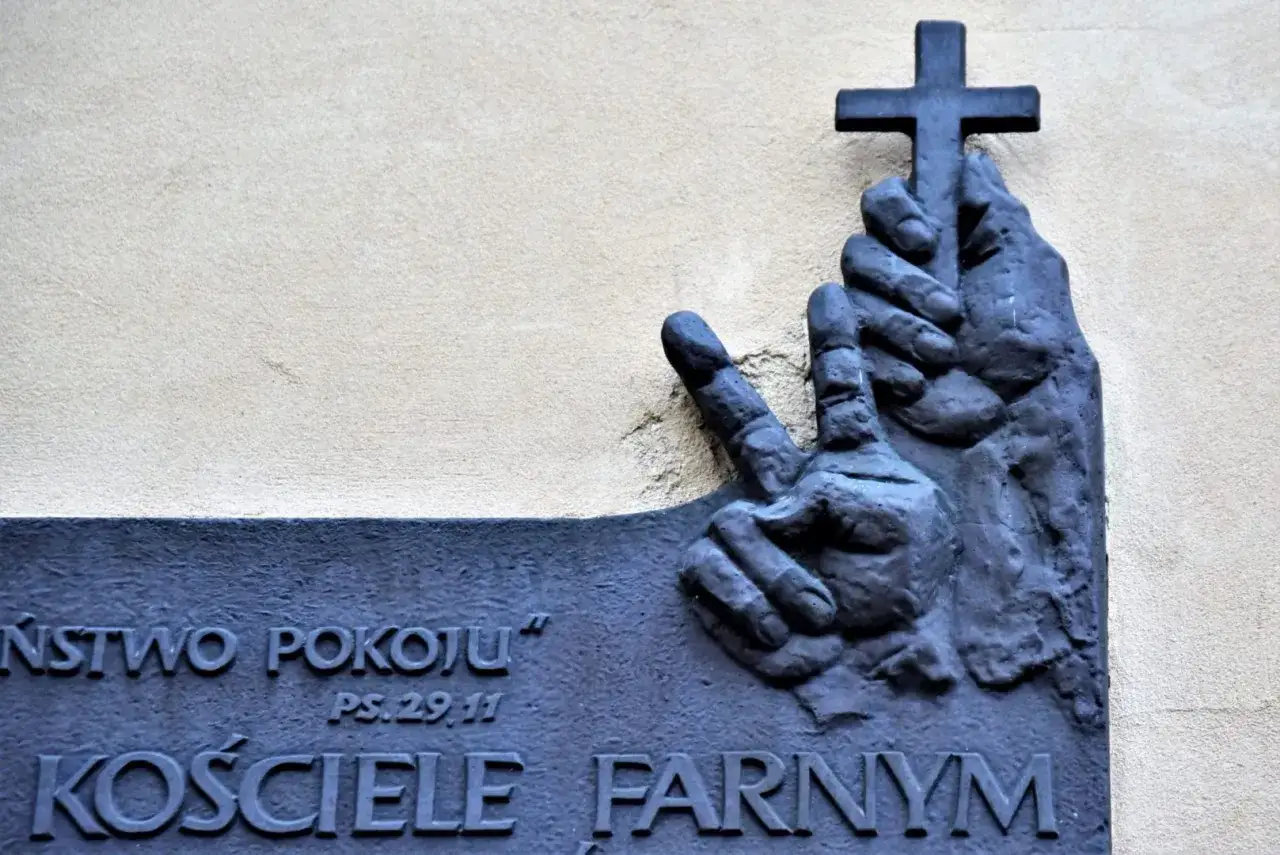 Zdjęcie Krzyż Pamięci Ofiar Stanu Wojennego: Symbol Walki o Wolność
