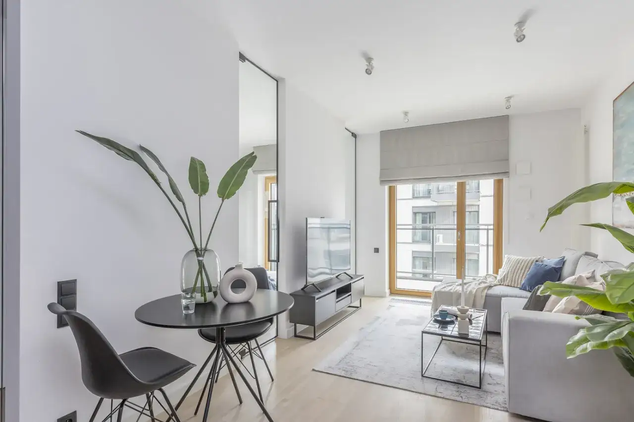 Zdjęcie Jak ozdobić okno bez firanki? Odkryj kreatywne pomysły na dekoracje