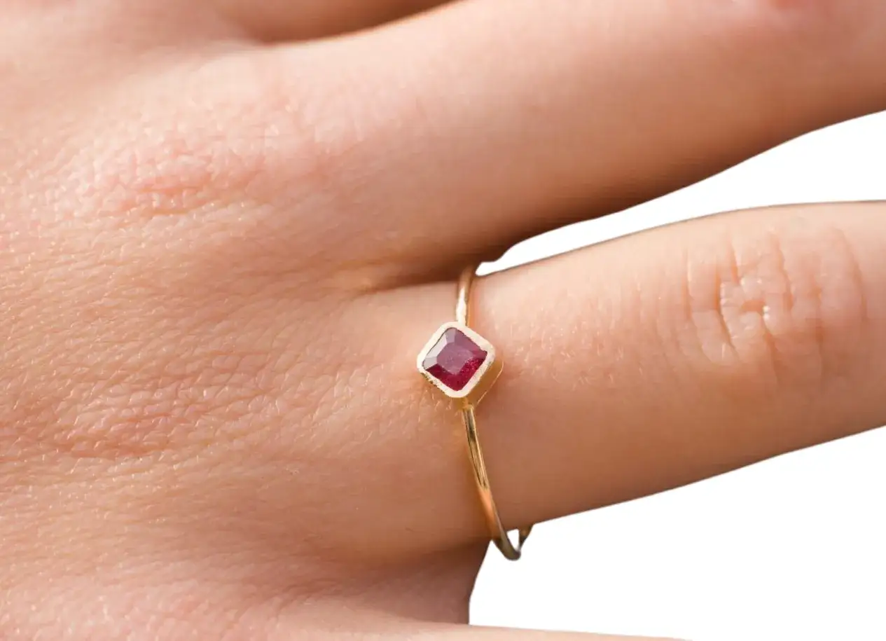 Zdjęcie Ile jest odcinków pierścionek z rubinem? Odkryj pełną liczbę i więcej.