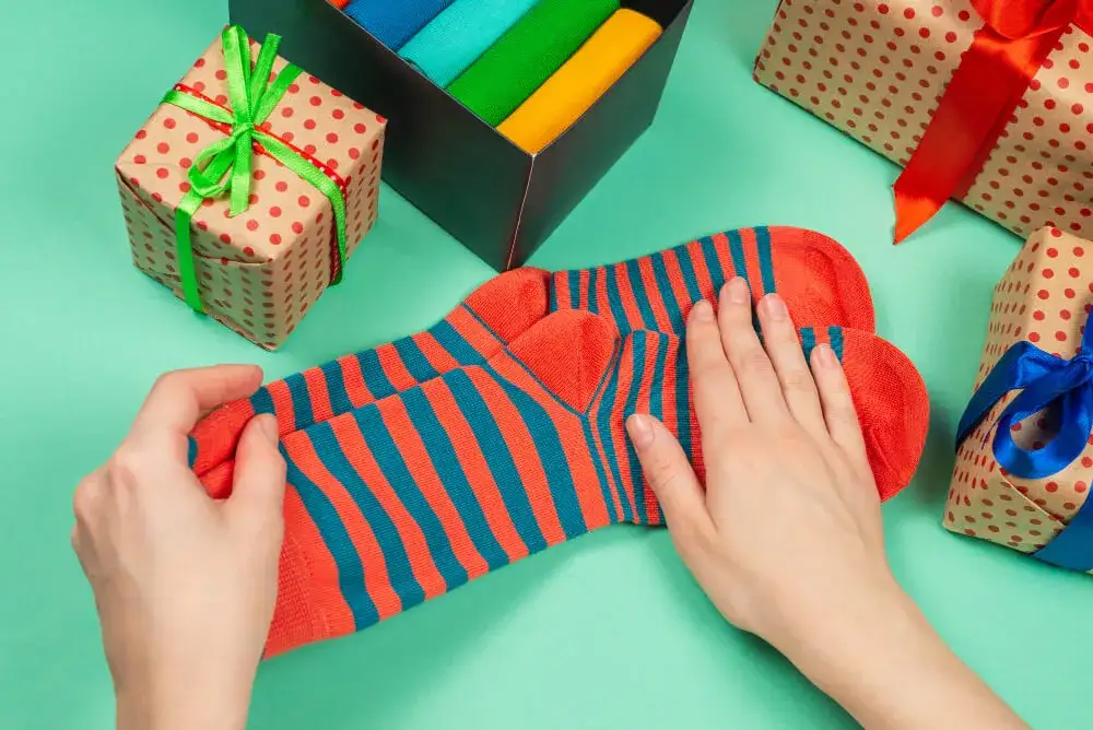Zdjęcie Jak zapakować skarpetki na prezent - kreatywne pomysły, które zachwycą