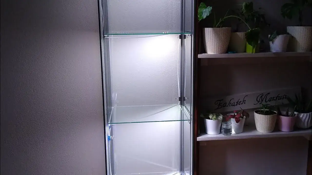 Zdjęcie Jak zamontować oświetlenie LED w witrynie - proste kroki i porady