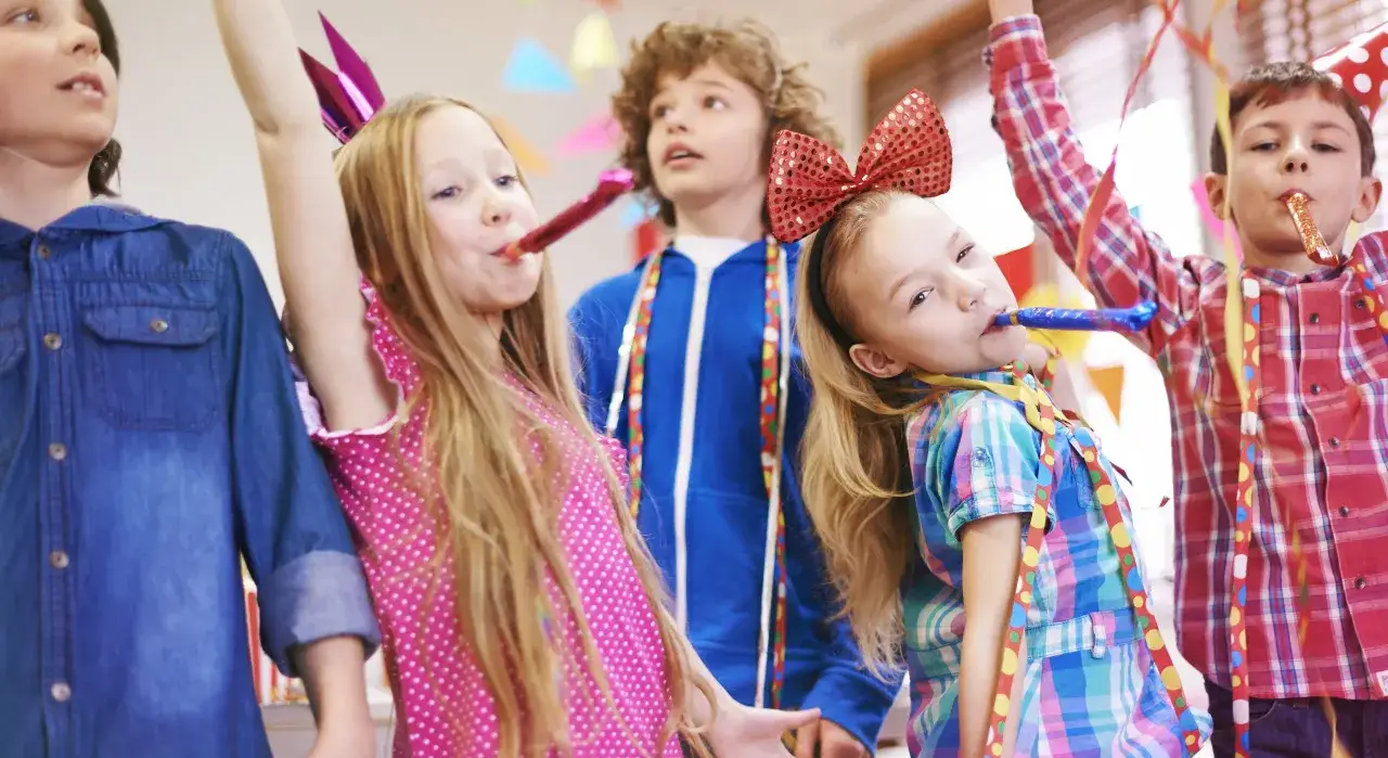 Modna młodzież na dyskotece szkolnej