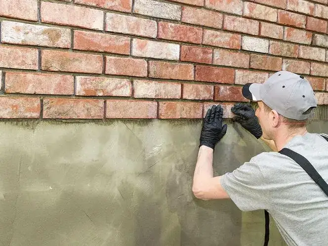 układanie cegły dekoracyjnej na ścianie krok po kroku