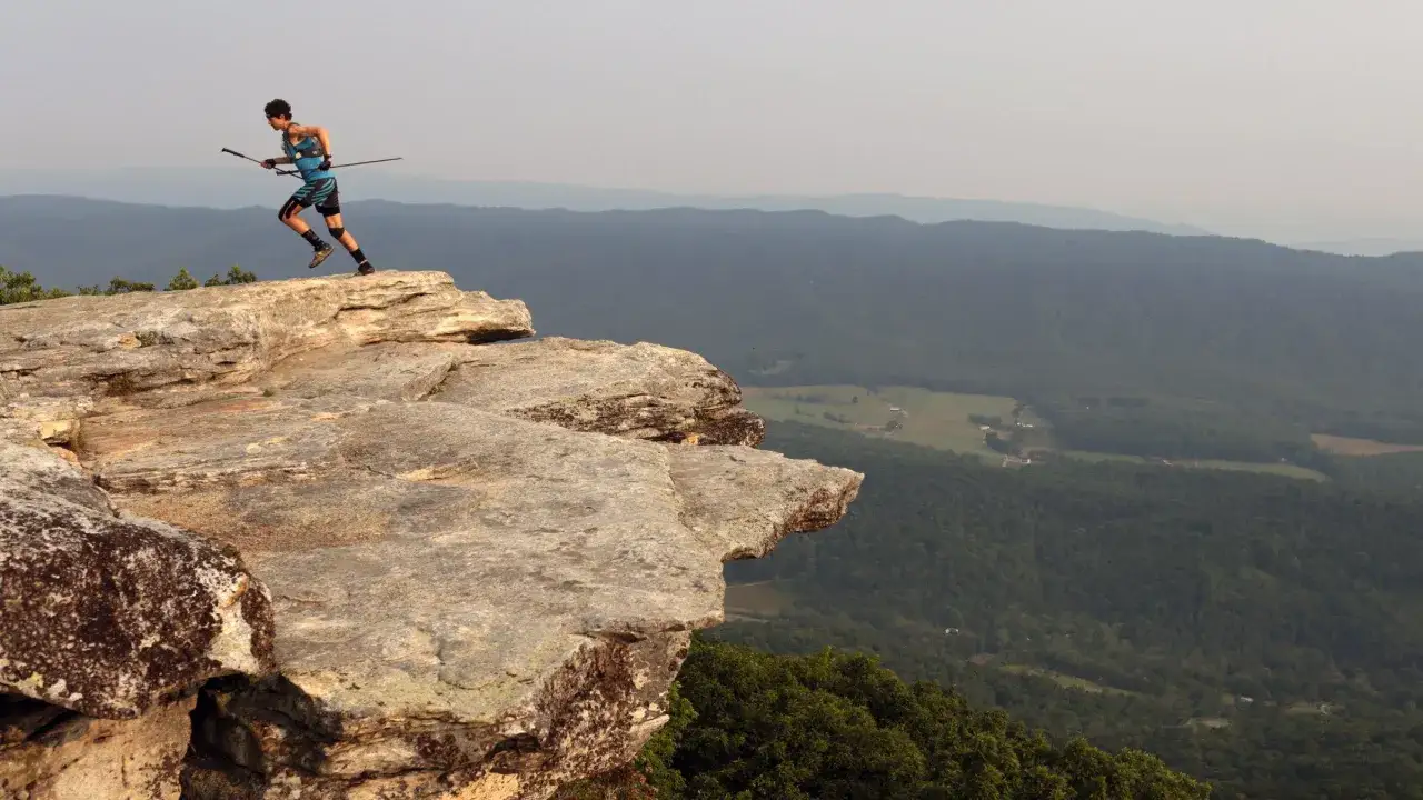 Biegacz na krawędzi klifu, szlak Appalach&oacute;w. Właśnie tam, na p&oacute;łnoc, odnalazłem siebie.