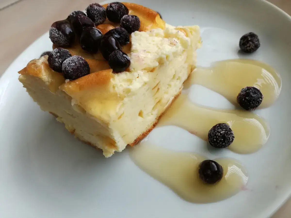 Pyszny sernik z jogurtu naturalnego, udekorowany bor&oacute;wkami i polewą. Idealny na deser!