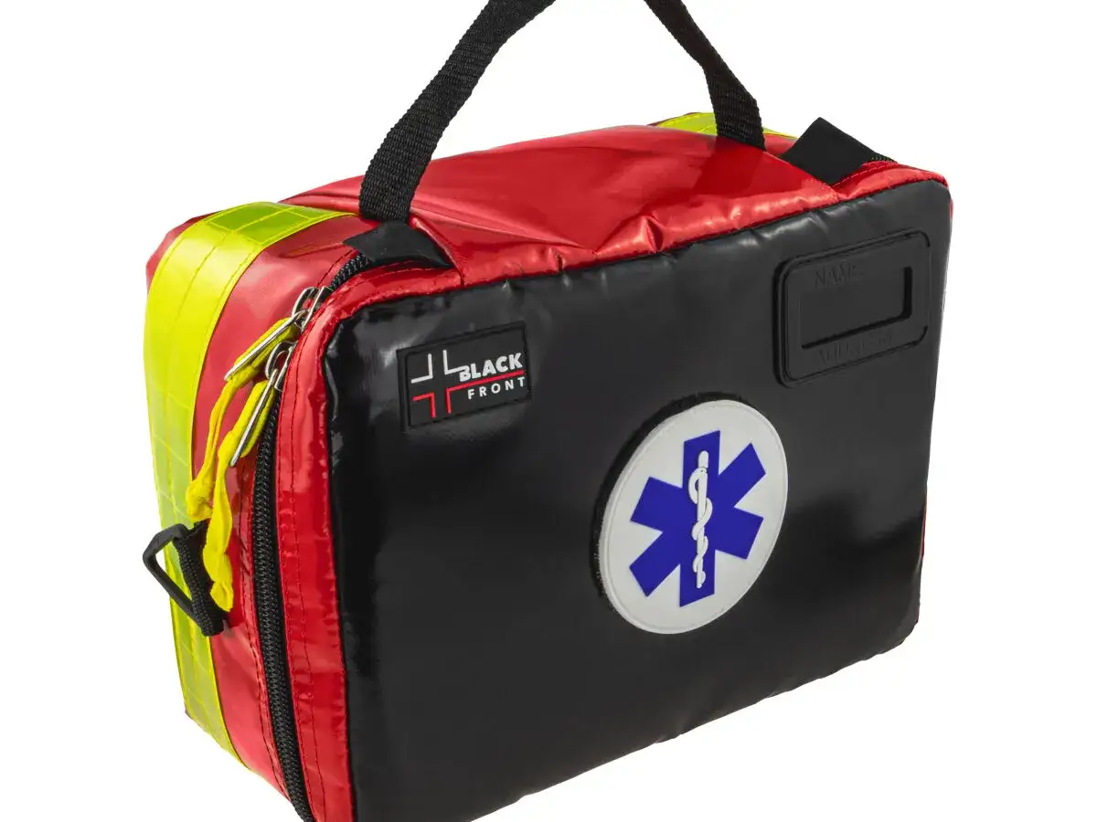 Solidna apteczka w góry z odblaskami i symbolem medycznym. Gotowa na każde wyzwanie.