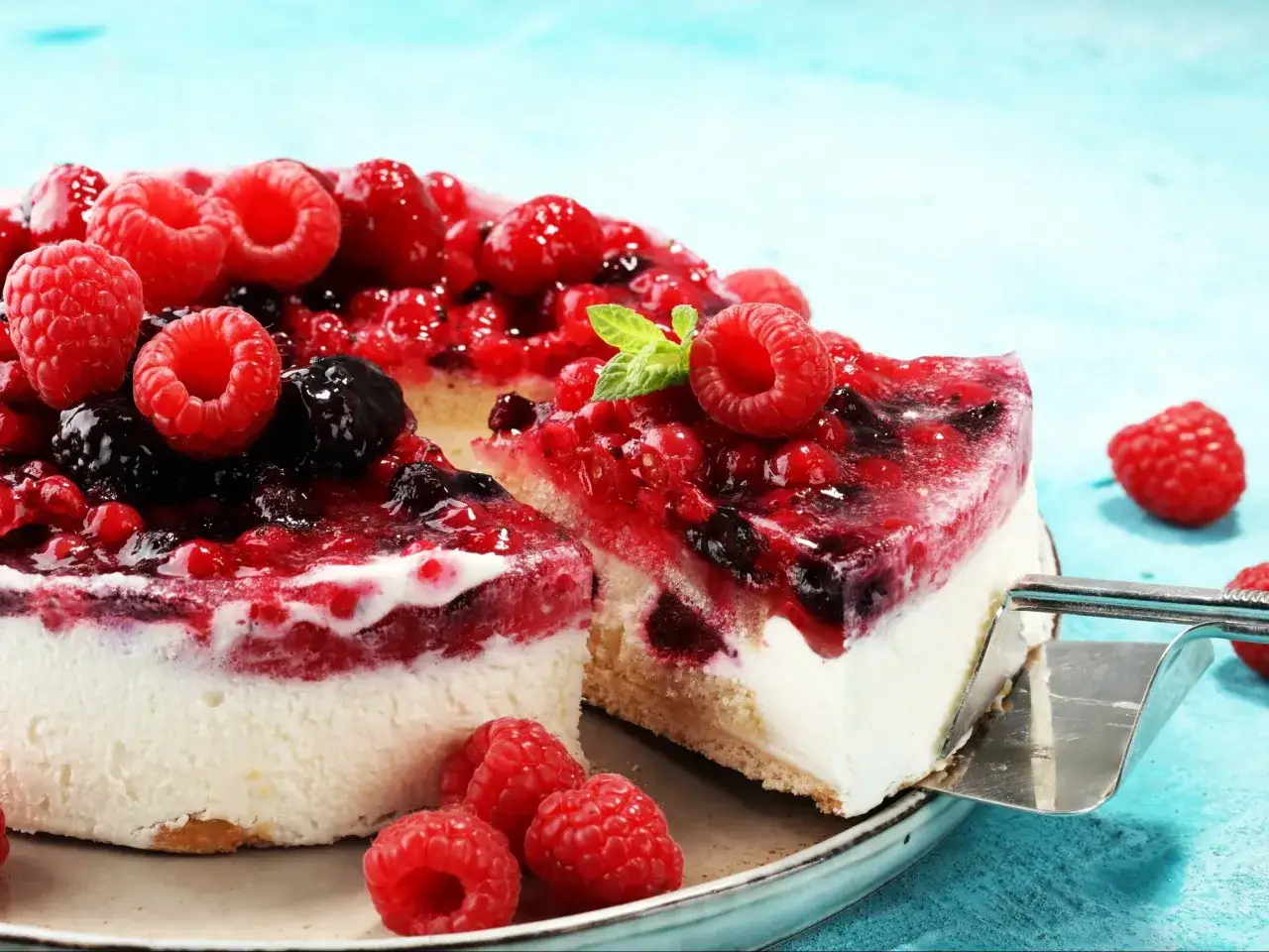 Sernik z malinami i borówkami, idealny pomysł na to, co dać na wierzch sernika. Świeże owoce i galaretka kusząco wyglądają.