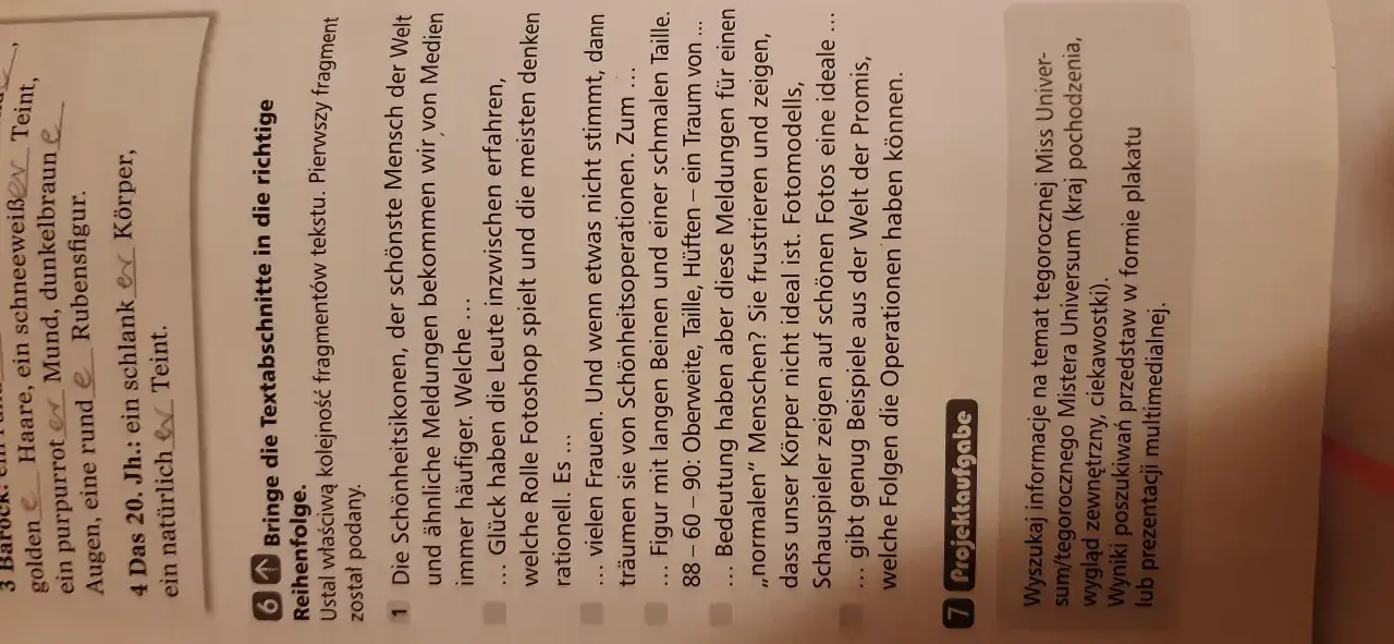 Osoba ucząca się niemieckiego z wydrukowanych materiałów PDF, zakreślająca tekst, z kawą i zeszytem