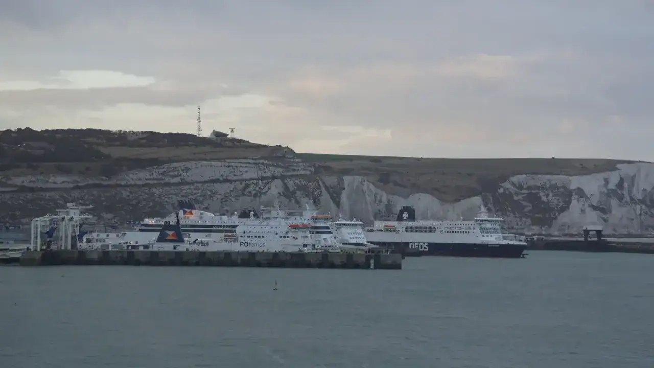 Promy PO Ferries i DFDS przy białych klifach. Zastanawiasz się, ile kosztuje prom do Anglii?
