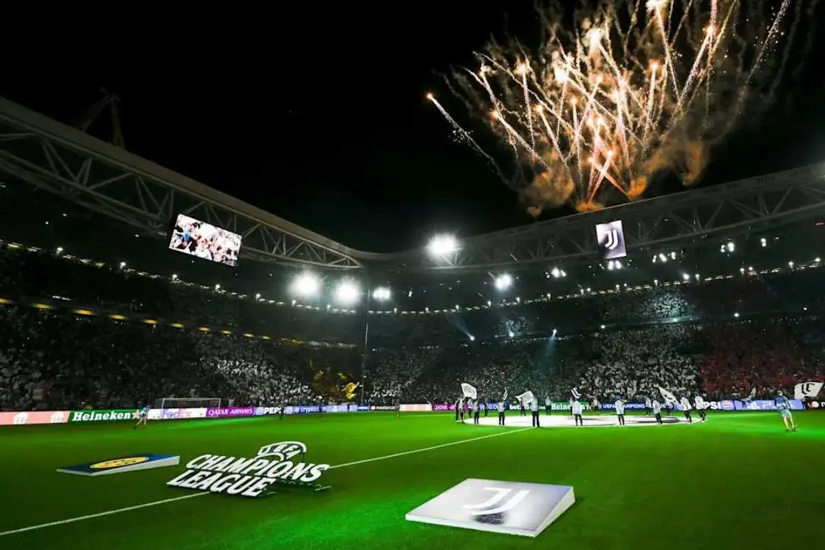 Liga Mistrz&oacute;w piłka nożna stadion noc