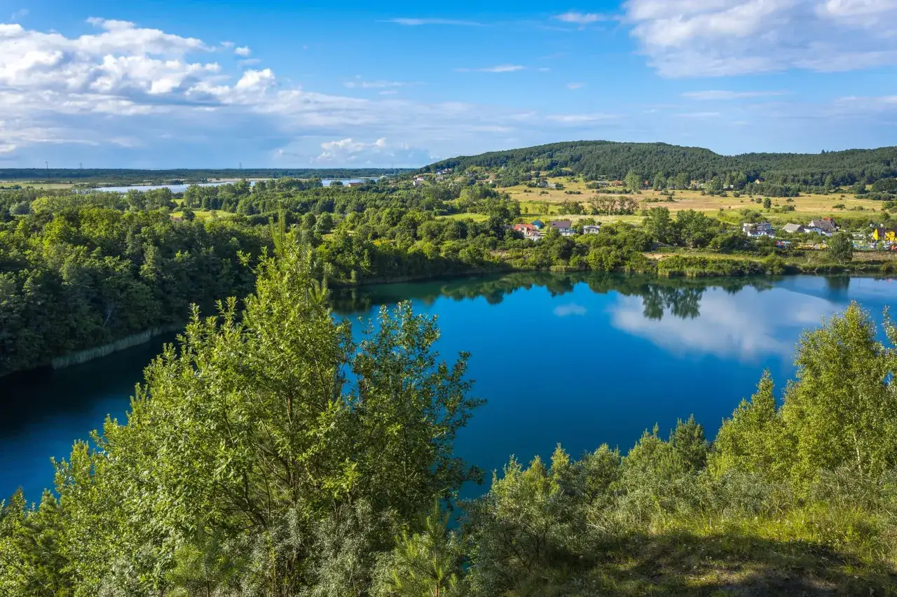 Piękne jezioro w Polsce, gdzie można się zastanawiać, czy Polska ma jakieś wyspy. Otoczone zielenią i domkami.
