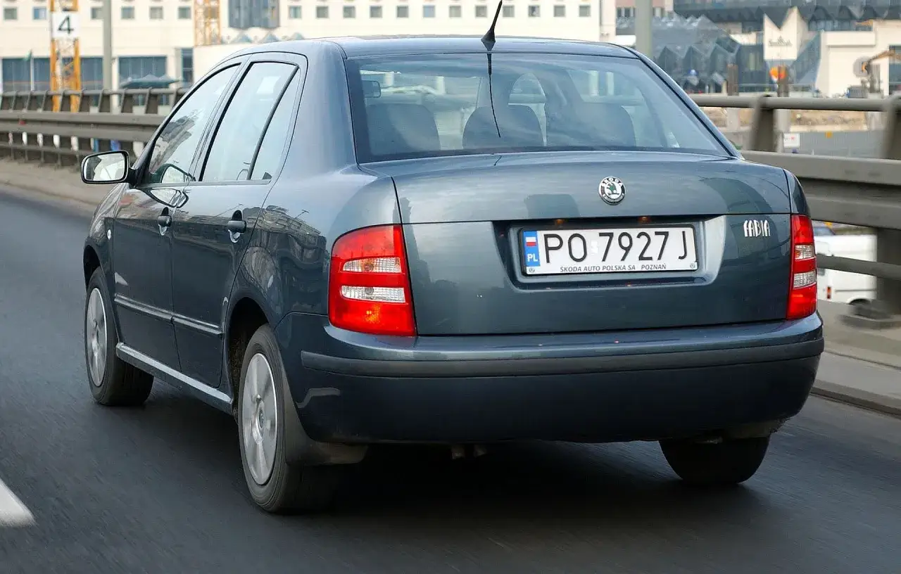 Ciemnoszara Skoda Fabia 1 na drodze.