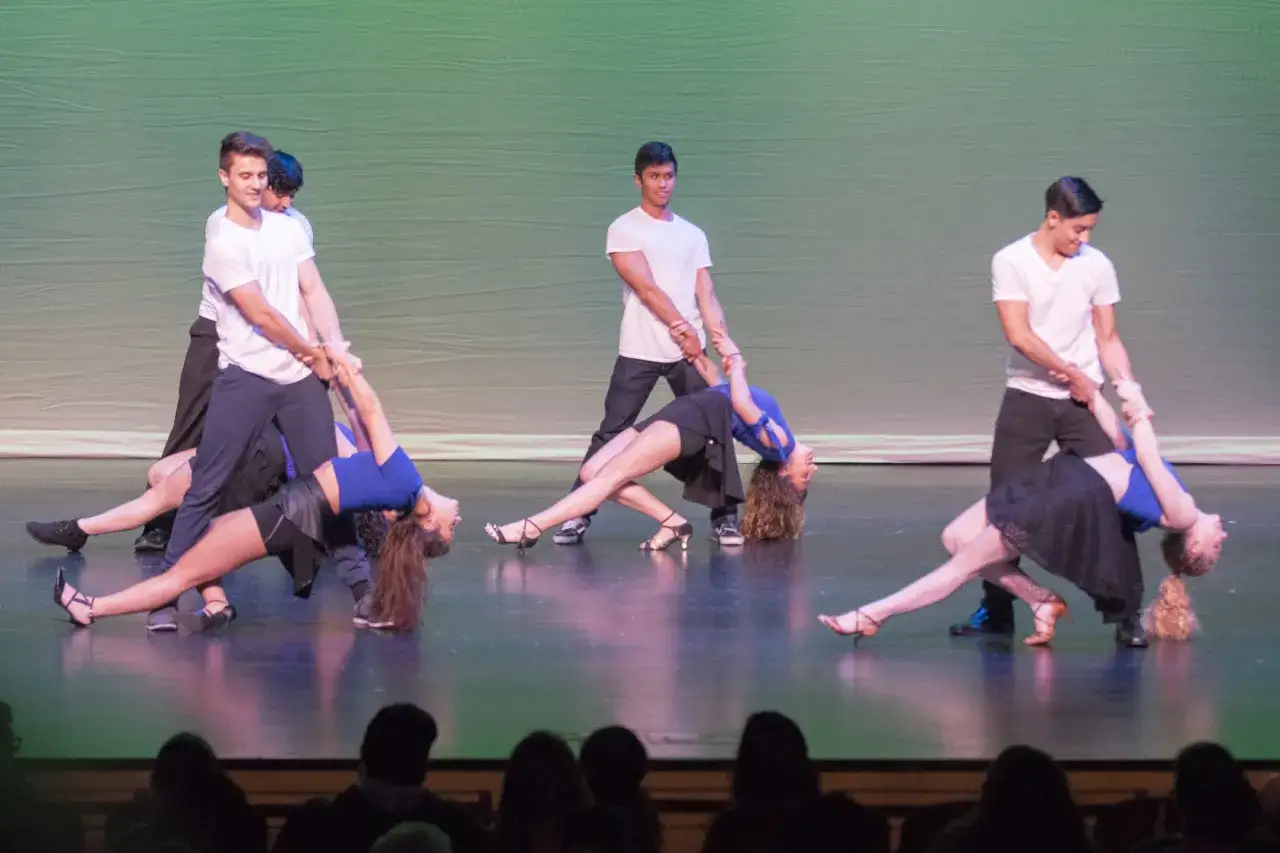 Tancerze wykonują choreografię, kt&oacute;ra może być częścią najpopularniejszych tańc&oacute;w świata.