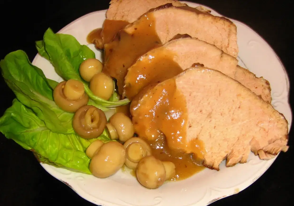 Soczysty schab na obiad, polany sosem, z pieczarkami i sałatą. Idealny pomysł, jak zrobić schab na obiad.