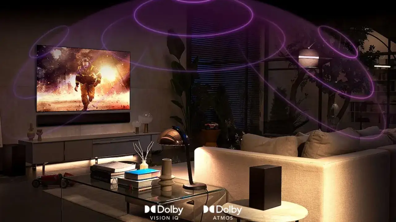 Nowoczesny salon z telewizorem wyświetlającym scenę akcji. Fale dźwiękowe Dolby Atmos otaczają pomieszczenie, tworząc immersyjne wrażenia.