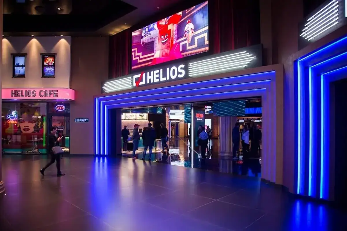 W Heliosie można napić się kawy w Helios Cafe. Ceny napojów są przystępne, a atmosfera zachęca do relaksu przed seansem.