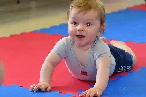 niemowlę leżące na brzuchu wysoki podpór