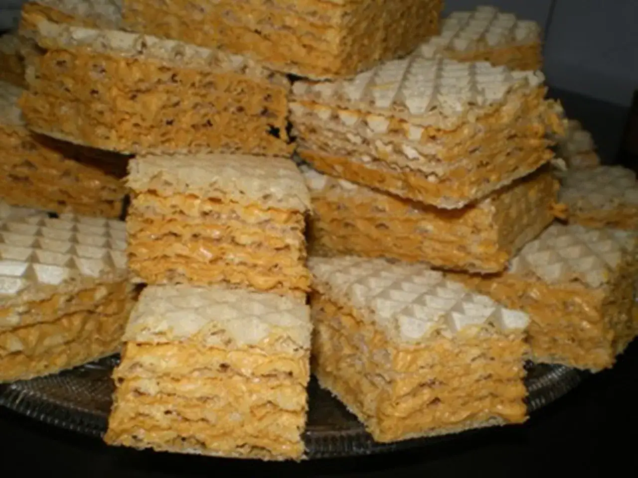 Stosik pysznych, domowych wafli z kremem kajmakowym. Idealne na deser lub podwieczorek.