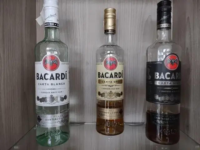 r&oacute;żne rodzaje rumu Bacardi butelki