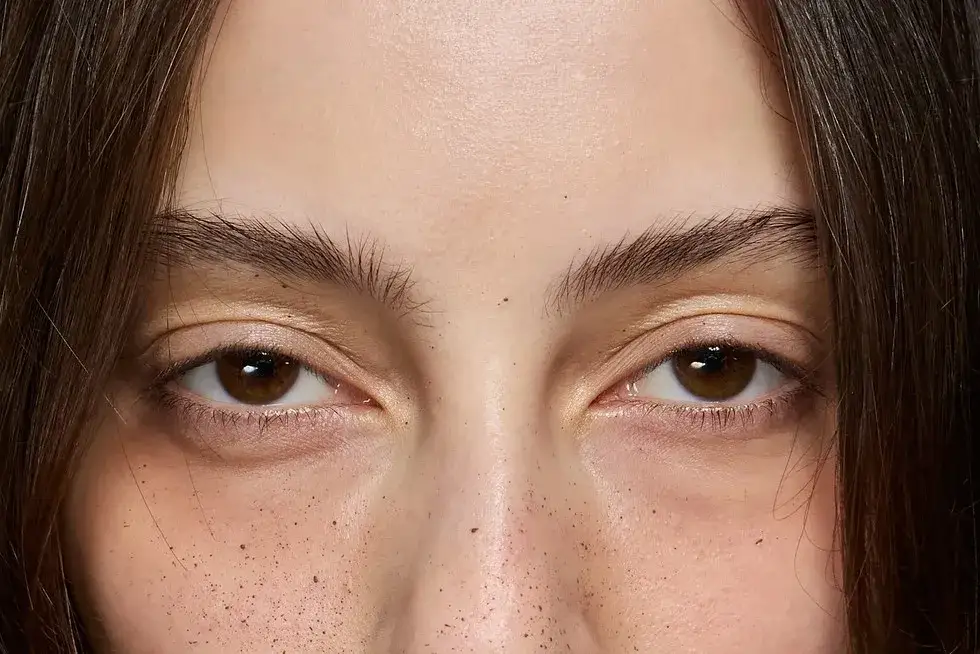 ranking kremów rozświetlających pod oczy, najlepsze kremy na cienie