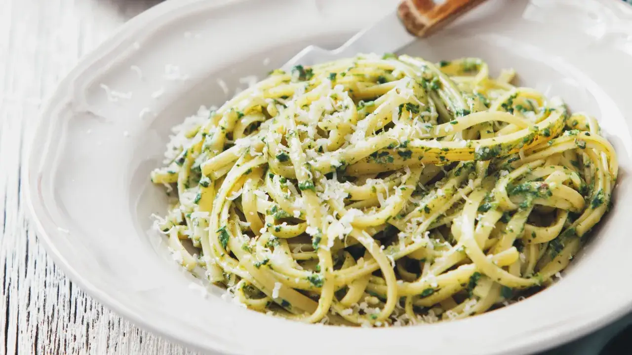 Pasta ricotta e spinaci impiattata, cremosa