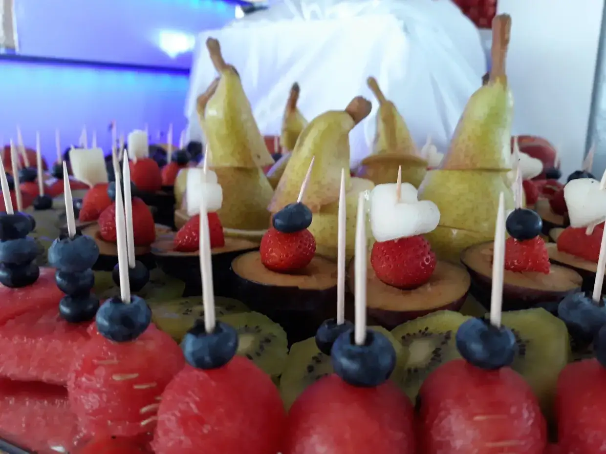 fontanna czekoladowa z owocami i gośćmi