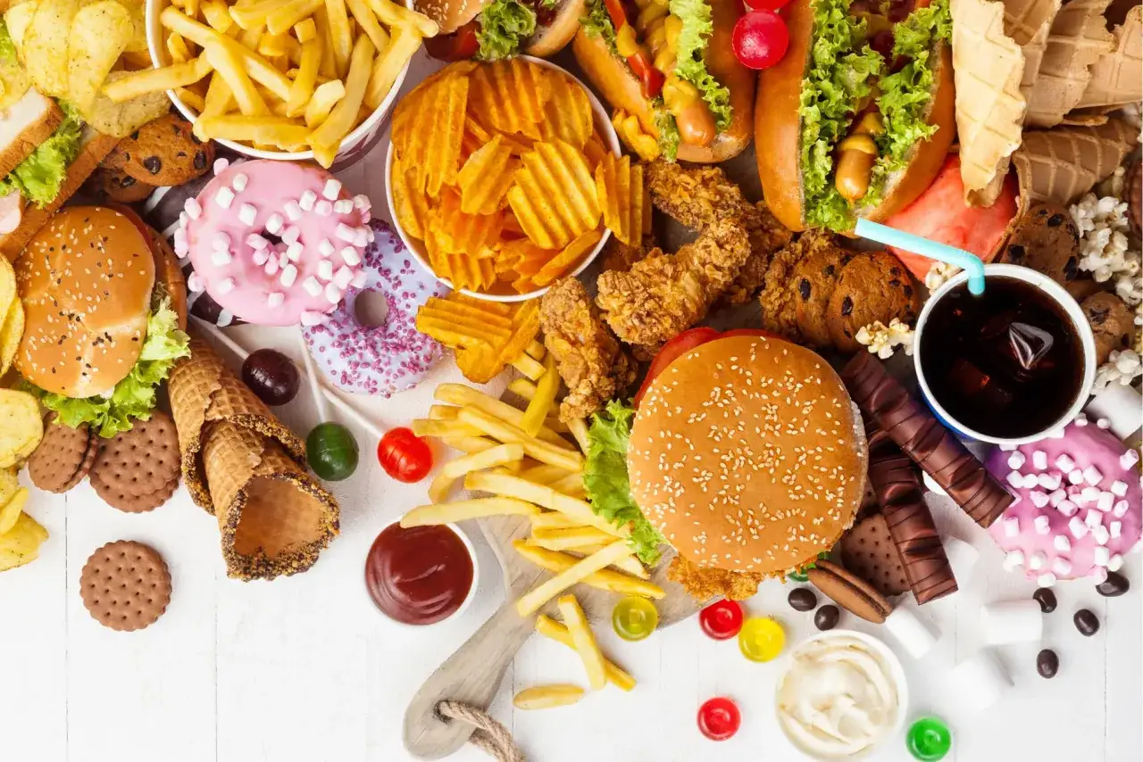 Mn&oacute;stwo produkt&oacute;w wysoko przetworzonych: frytki, burgery, hot-dogi, słodycze, ciastka, pączki, chipsy i napoje.