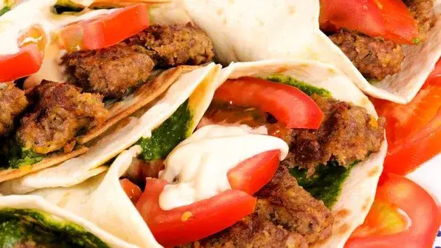 por&oacute;wnanie kebaba w picie bułce tortilli