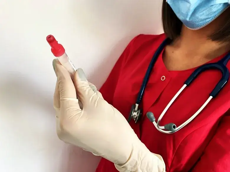 Pielęgniarka pobierająca krew w domu