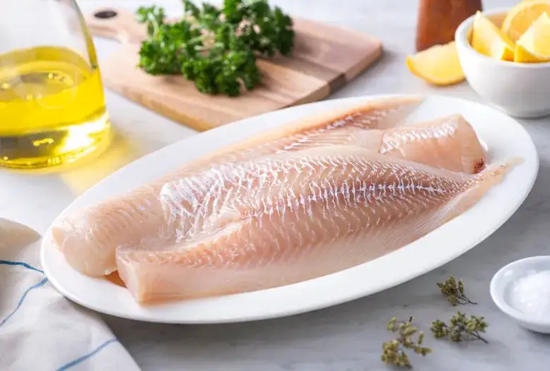 Świeży filet z dorsza atlantyckiego na desce do krojenia