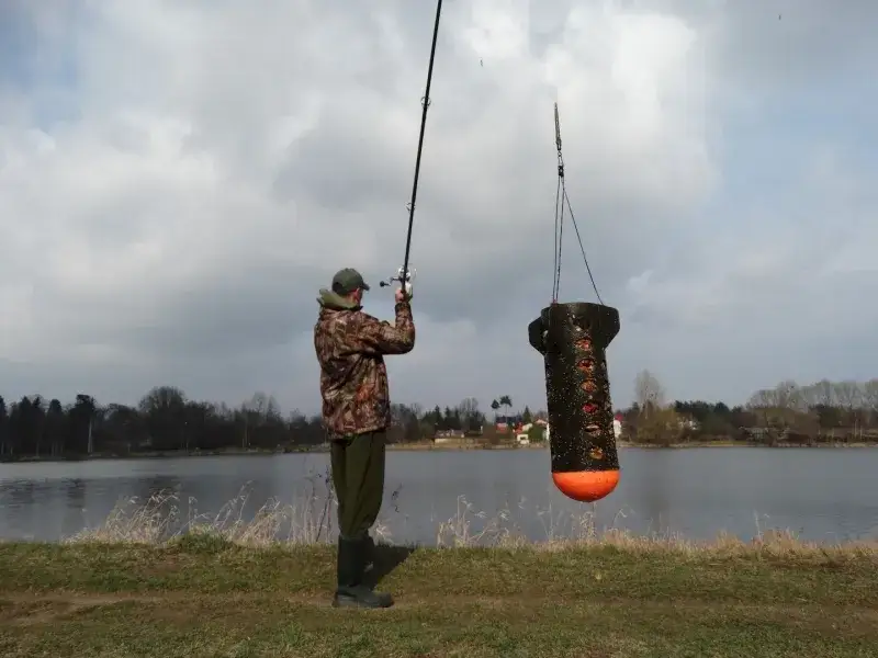 Wędkarz z wędką przygotowujący się do rzutu