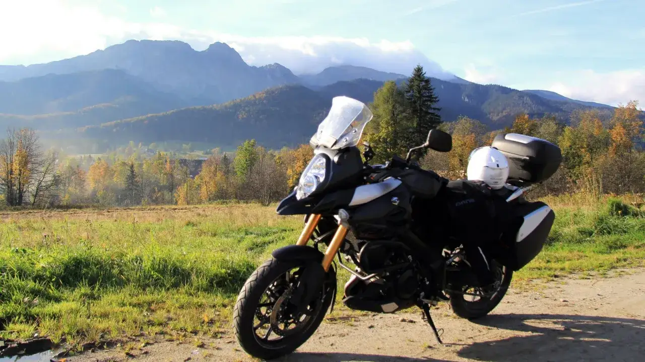 Motocykl na tle Tatr, malownicza droga