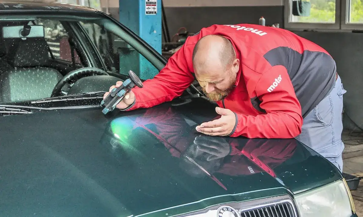 test hydrofobowości powłoki ceramicznej na samochodzie