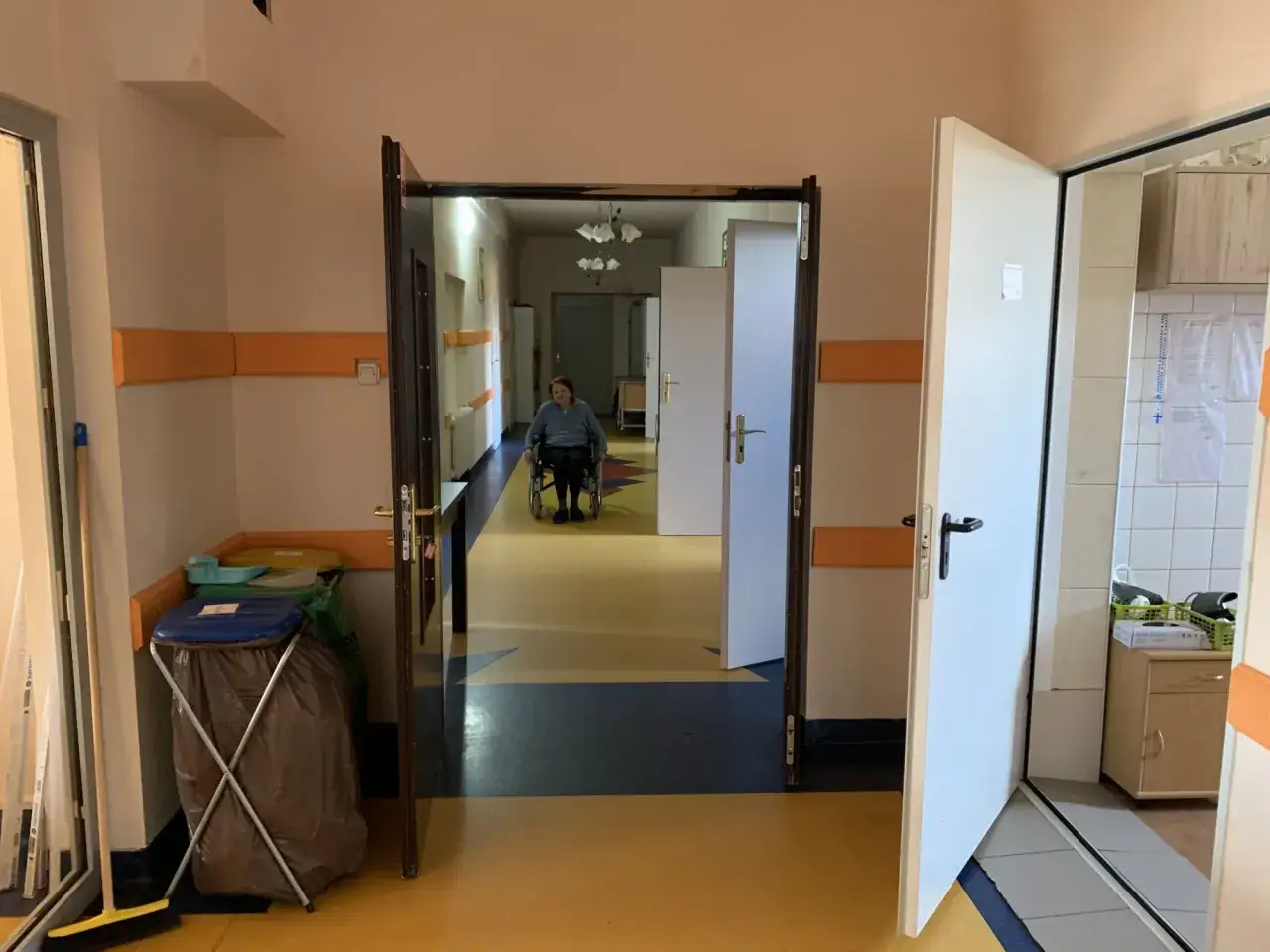 Wnętrze pokoju w Domu Seniora Tęcza