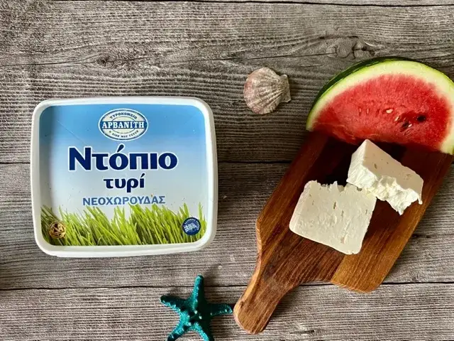 Prawdziwa grecka feta w solance obok sera sałatkowego z mleka krowiego