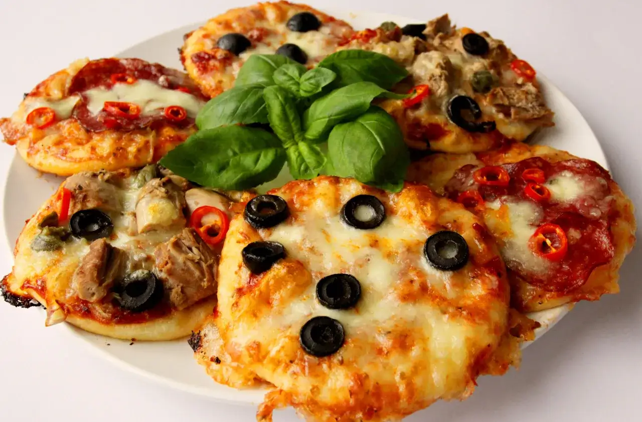 Mini pizze z gotowego ciasta: salami, oliwki, papryczki chili i tuńczyk. Szybki sposób, jak zrobic pizze z gotowego ciasta.
