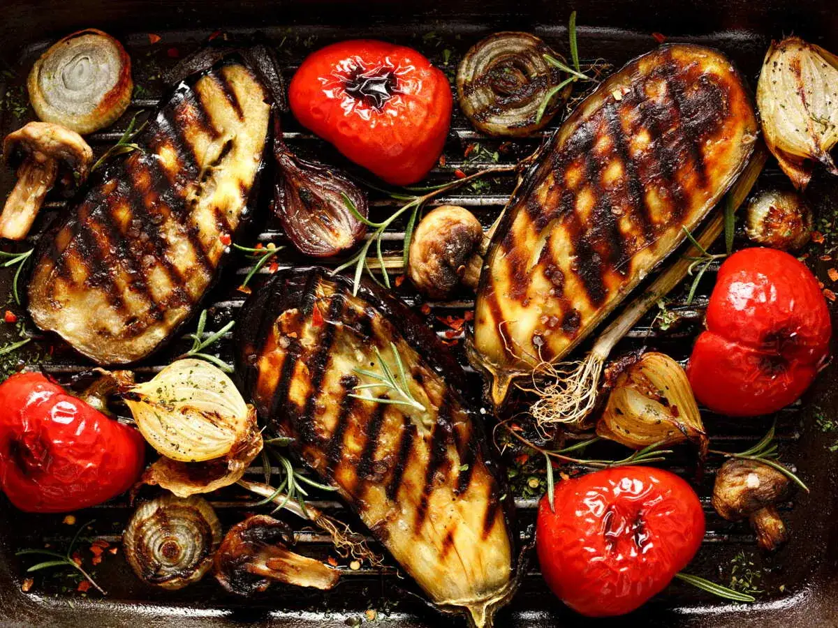 Différentes variétés d'aubergines pour barbecue