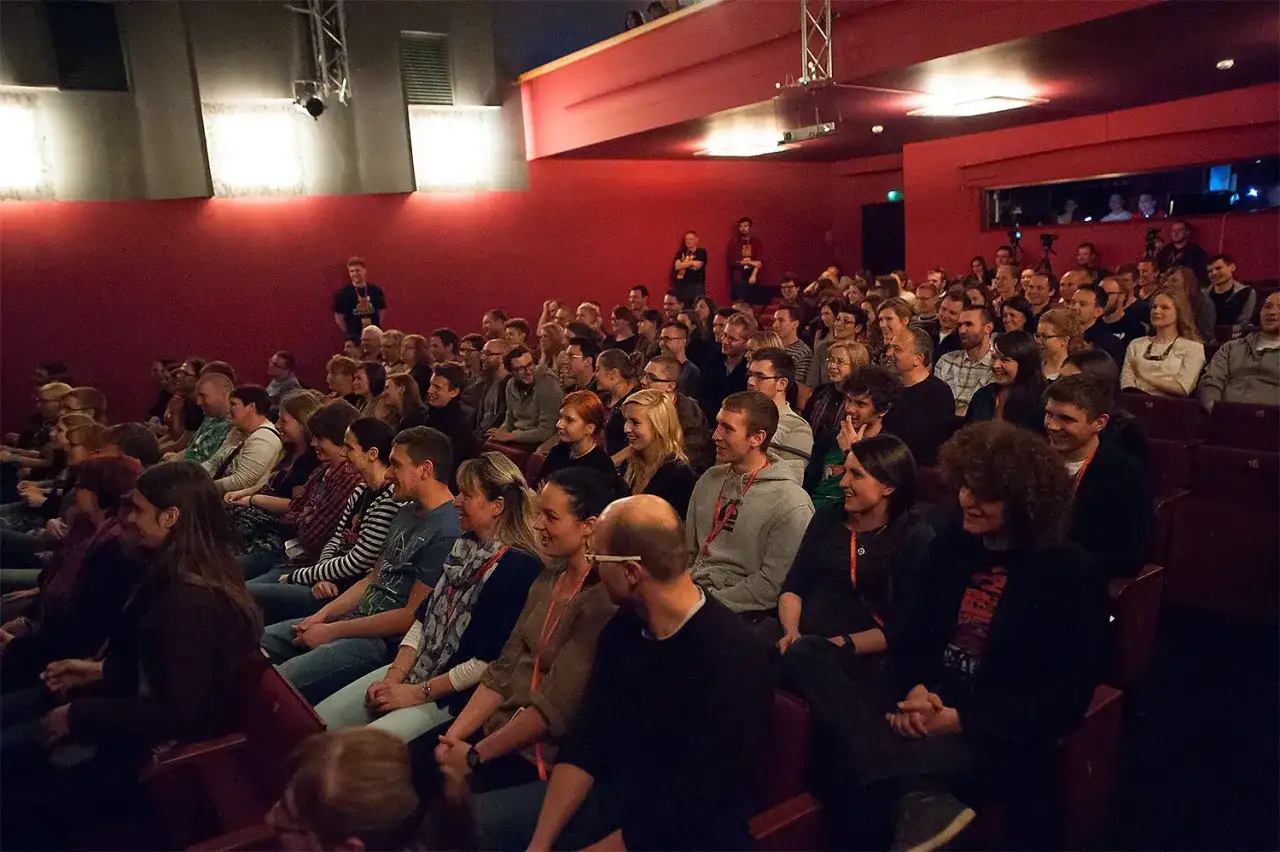 Widownia w kinie, ludzie w casualowych strojach. Czy do teatru trzeba iść na galowo? Tu widać, że niekoniecznie.