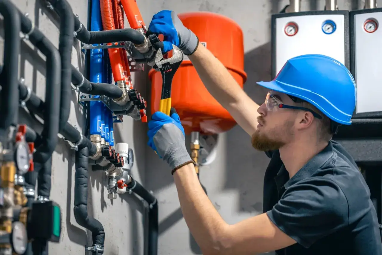 Nowoczesny hydraulik inżynier projektujący instalacje