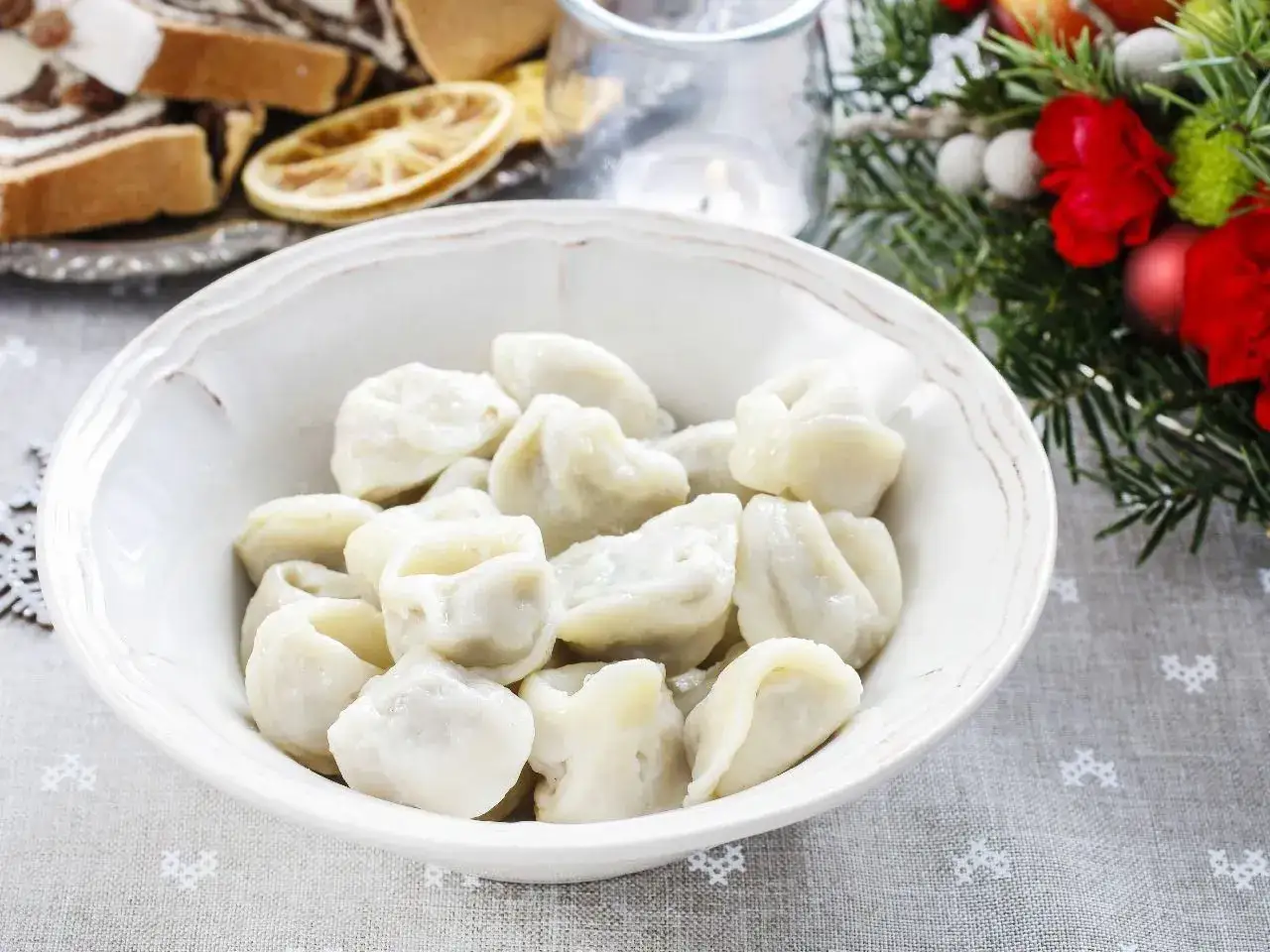 Miseczka pełna uszek, które wyglądają na miękkie. Idealne na Wigilię, gdy chcemy wiedzieć, jak zrobić ciasto na uszka żeby było miękkie.